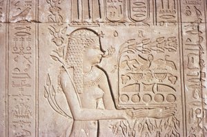 Egitto, Dendara, intricati bassorilievi sulla parete est del Tempio di Hathor da Unknown